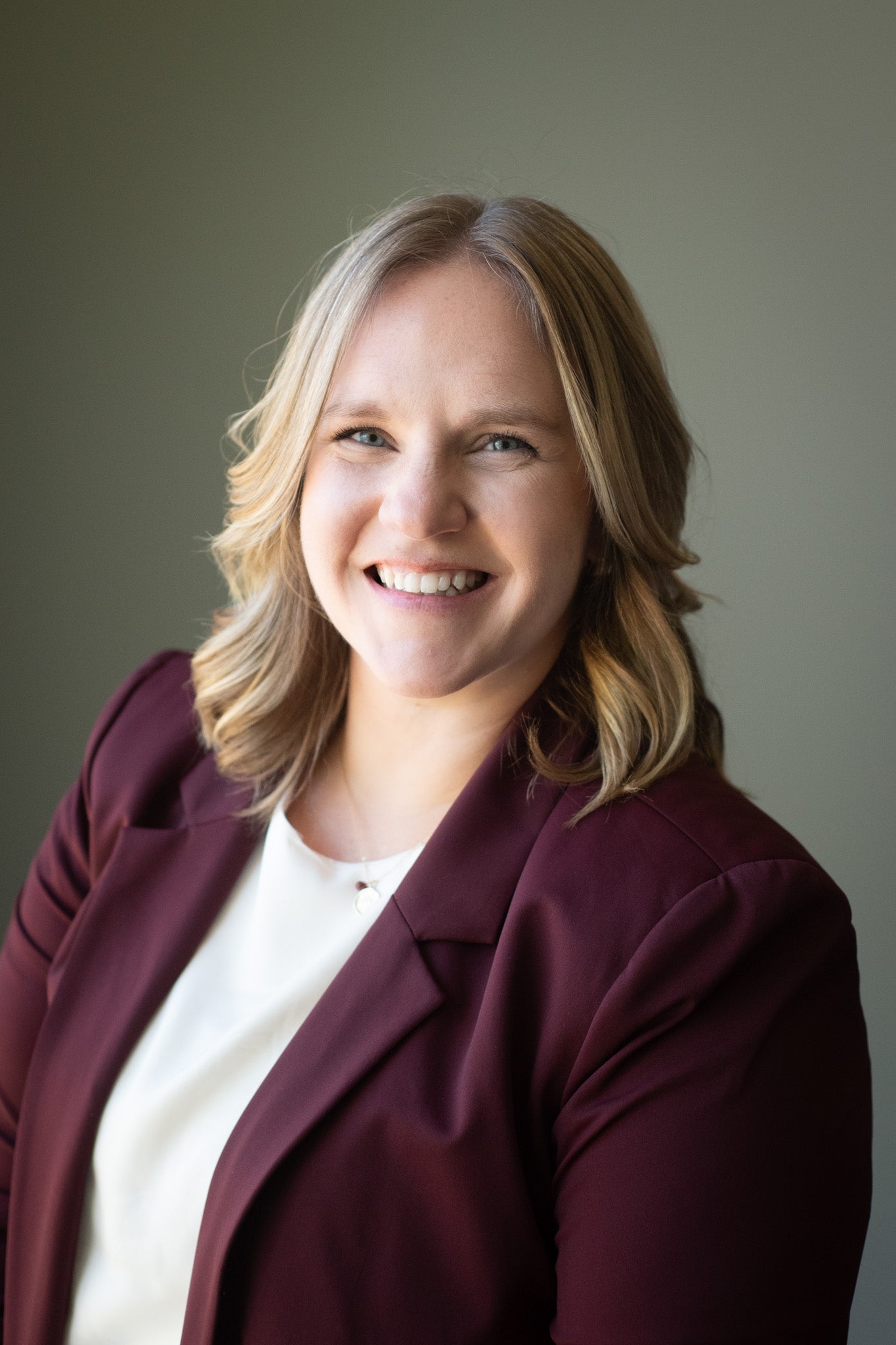 Lora-Leslie-Demoss headshot