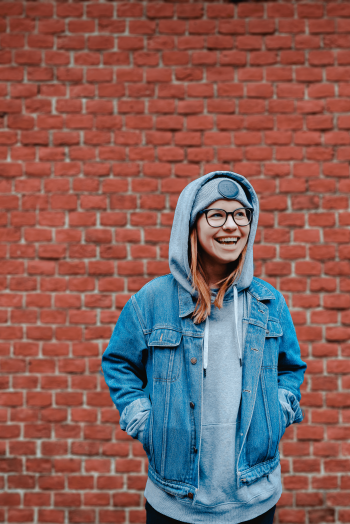 homepage_photo_woman_dark_brick