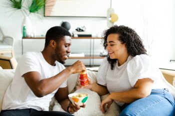 couple-sharing-food